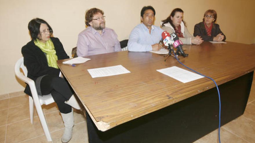 García y Mostazo, en los extremos de la mesa, durante la presentación de una recogida de fondos.