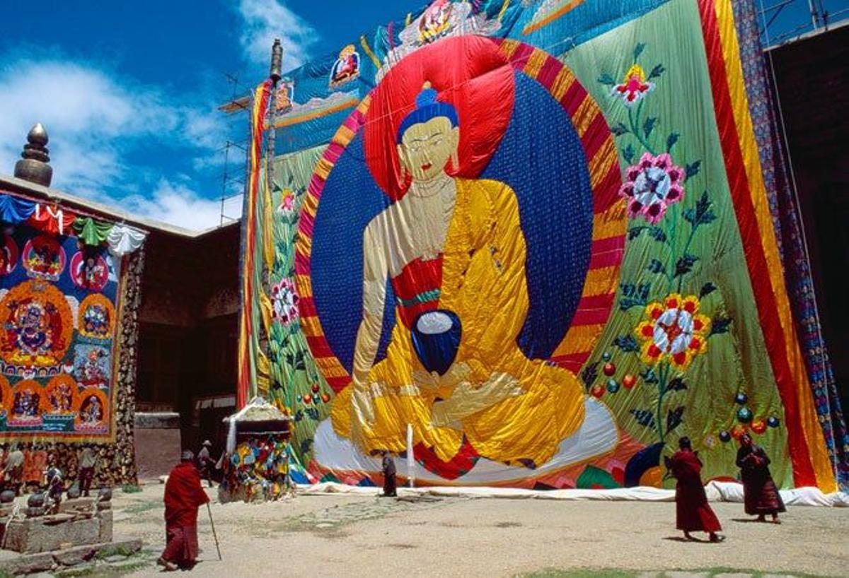Tangkha (tapiz) de Sakyamuni, el Buda Histórico, en el monasterio de Sakya.
