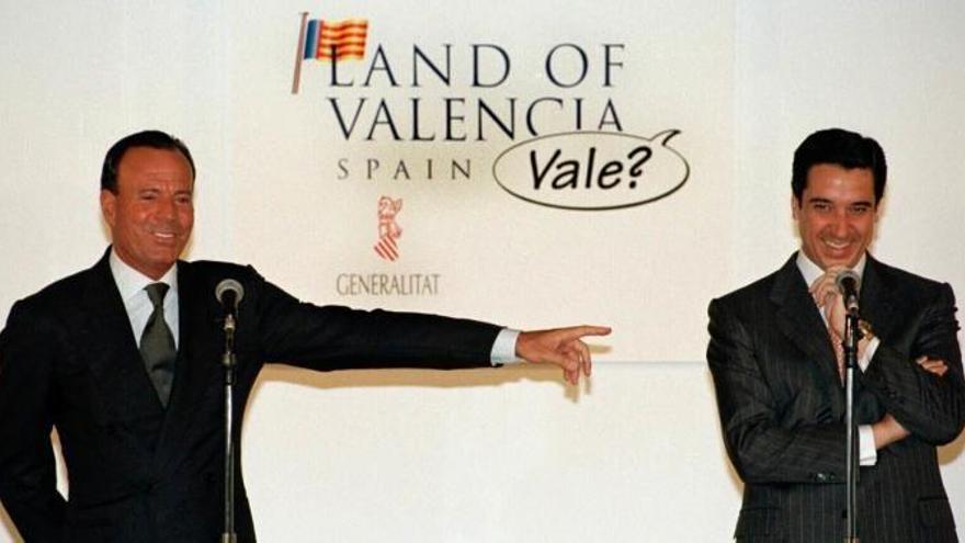 Julio Iglesias y Eduardo Zaplana en 1997 cuando el cantante era el embajador de la Comunitat Valenciana.