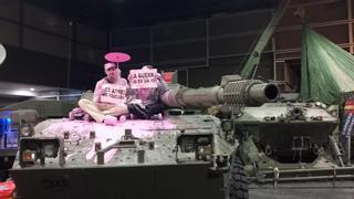 Detenidos por "Injurias a las Fuerzas Armadas" dos activistas que pintaron un tanque con pintura rosa en Expojove