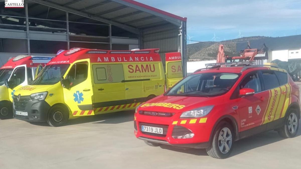 Ambulancias y bomberos en un accidente laboral reciente en Viver.