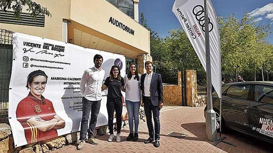 Patri Guijarro y Mariona Caldentey, ayer junto al director del Campus Vicente del Bosque Pau Albertí.