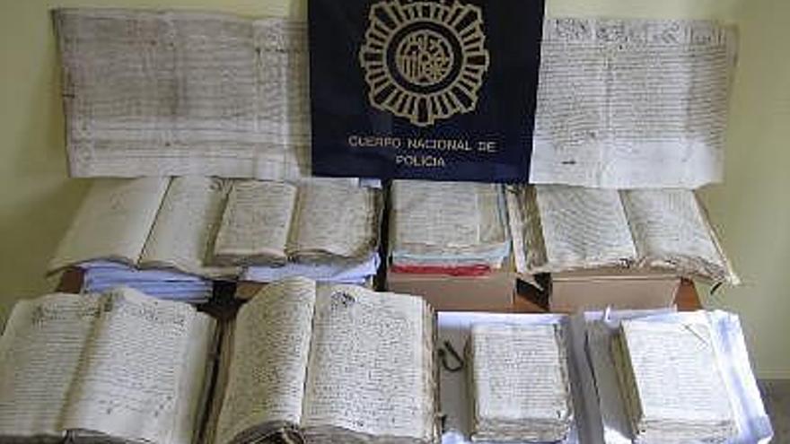 La Policía Nacional ha detenido en Castellón al presunto autor de un delito contra el patrimonio histórico, acusado de sustraer multitud de documentos antiguos del Archivo Histórico Provincial de Teruel, algunos de los cuales ha dañado gravemente.