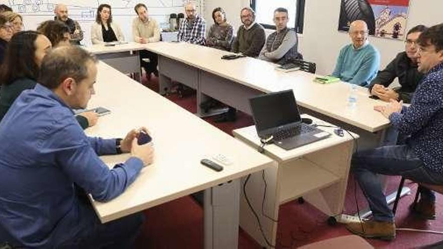 Algunos de los participantes, entre ellos la alcaldesa, Mariví Monteserín, y el concejal de Promoción Económica, Manuel Campa, en la sesión de ayer del programa &quot;Mentor&quot;.