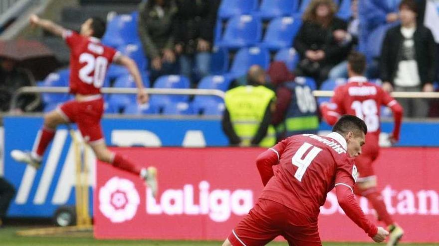 Los jugadores del Sevilla celebran el tercer gol marcado ayer. // Efe