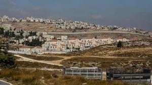 Vista del asentamiento judío de Neve Yaakov, en la parte norte de Jerusalén Este, y la localidad palestina de Al-Ram, en la parte ocupada de Cisjordania, separados por un muro.