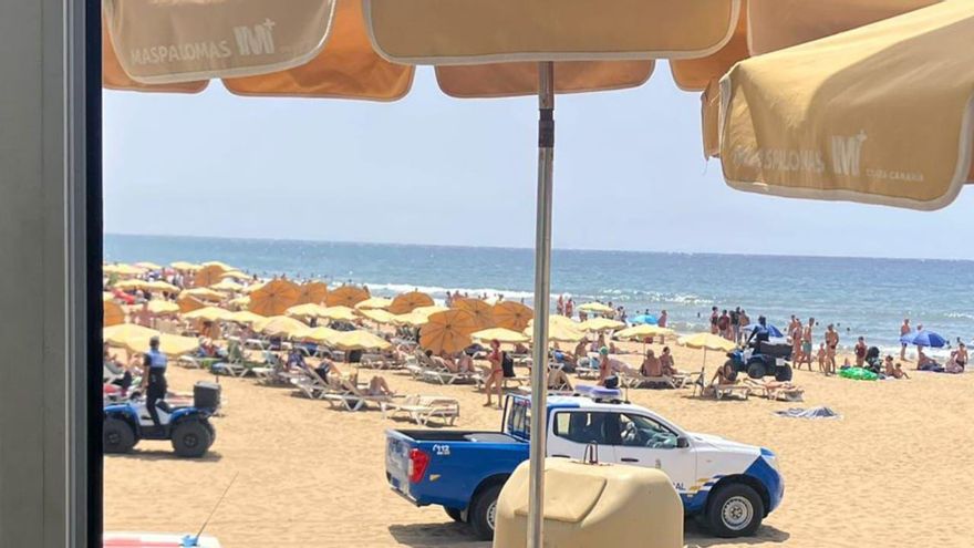 Refuerzo policial frente a la venta ambulante en el litoral de San Bartolomé de Tirajana