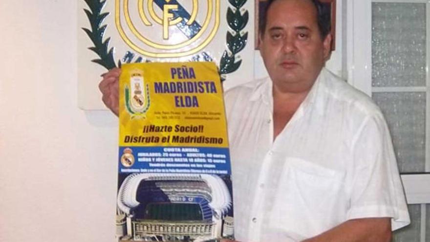 Bañuz con el cartel de la campaña.