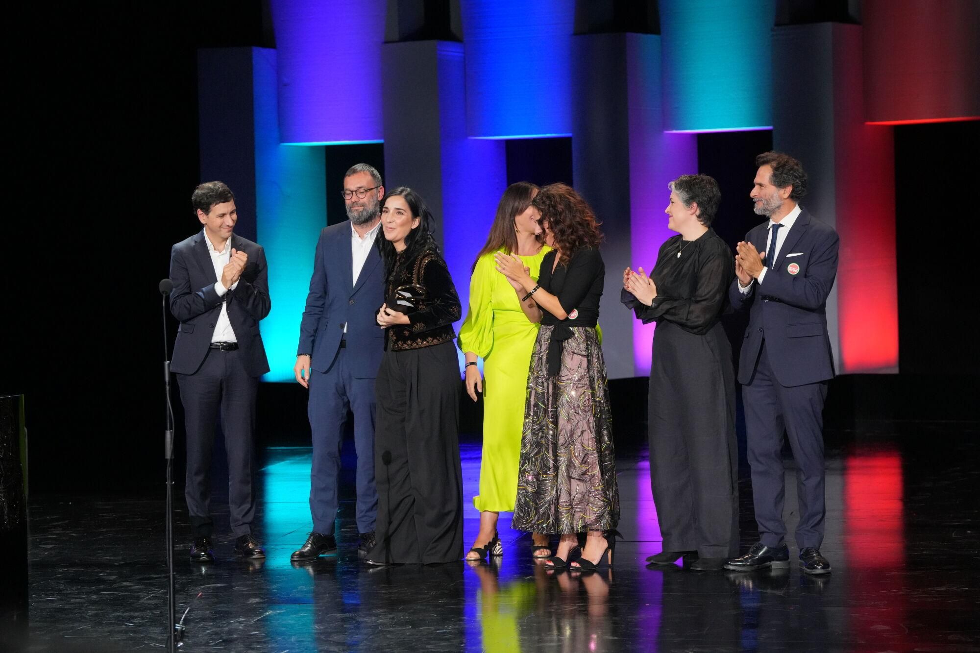 La directora Alauda Ruiz de Azúa recibe la Concha de Oro por la película 'Los Domingos', durante la gala de clausura del Festival de San Sebastián, en el Teatro Victoria Eugenia, a 27 de septiembre de 2025, en San Sebastián, Guipúzcoa, País Vasco (España). El festival ha celebrado su 73ª edición del 19 al 27 de septiembre de 2025, reforzando su protagonismo global con 254 títulos de 56 países y una destacada presencia del cine español. La participación femenina detrás de cámaras ha aumentado y el cine vasco cuenta con 38 producciones. El certamen ha incluído secciones oficiales, estrenos, foros y actividades para profesionales y público. 27 SEPTIEMBRE 2025;CINE;SAN SEBASTIÁN;FESTIVAL;CINEASTAS;ACTRIZ;DIRECTOR;PELÍCULA; Unanue / Europa Press 27/09/2025. ALAUDA RUIZ DE AZÚA;Unanue;