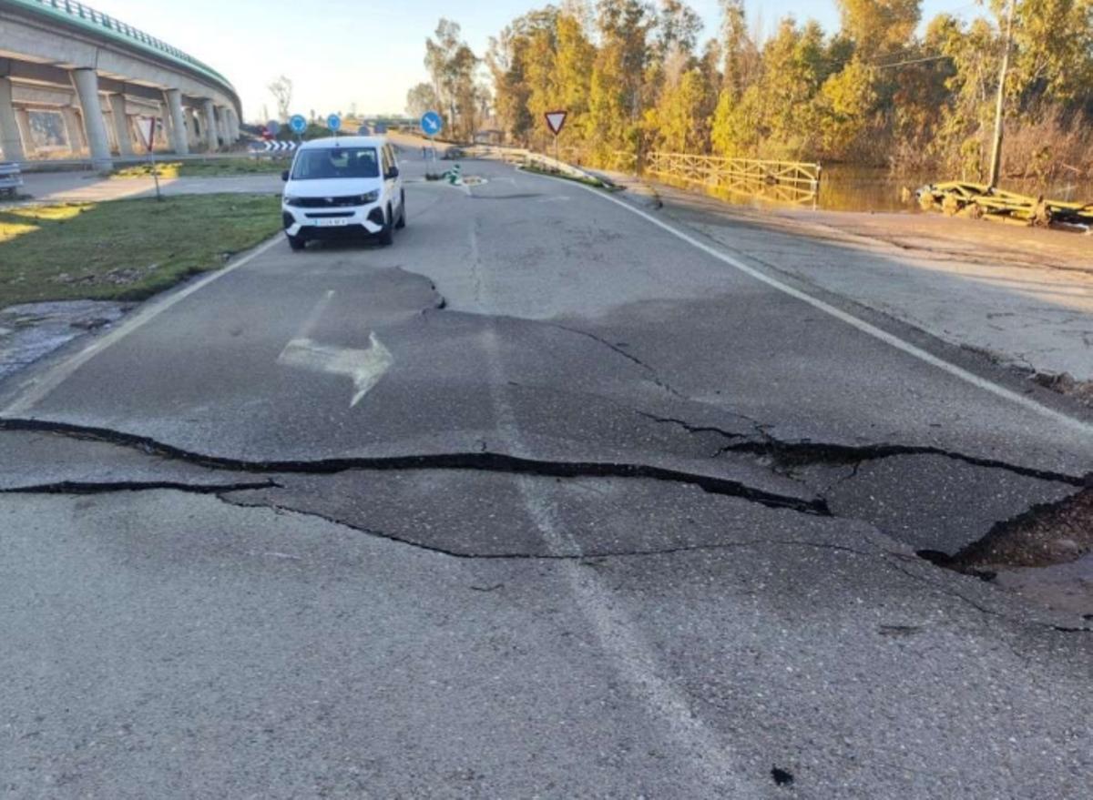 Punto de la carretera EX-106 que se verá afectado por obras de reparación tras las lluvias.