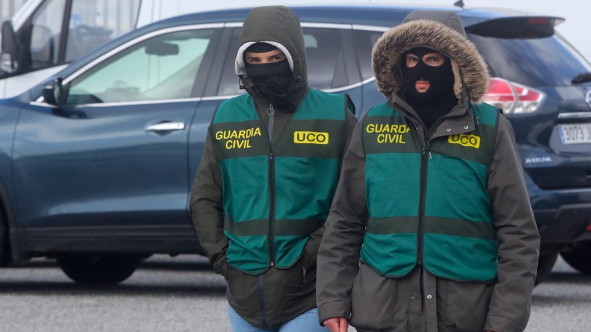 Agentes de la UCO de la Guardia Civil, en un operativo anterior en Arousa.