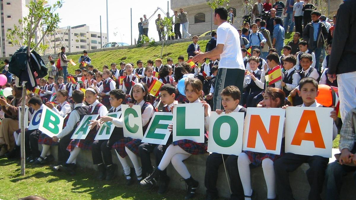 Niños palestinos celebran en 2005 la inauguración del Barcelona Peace Park en la ciudad de Gaza.