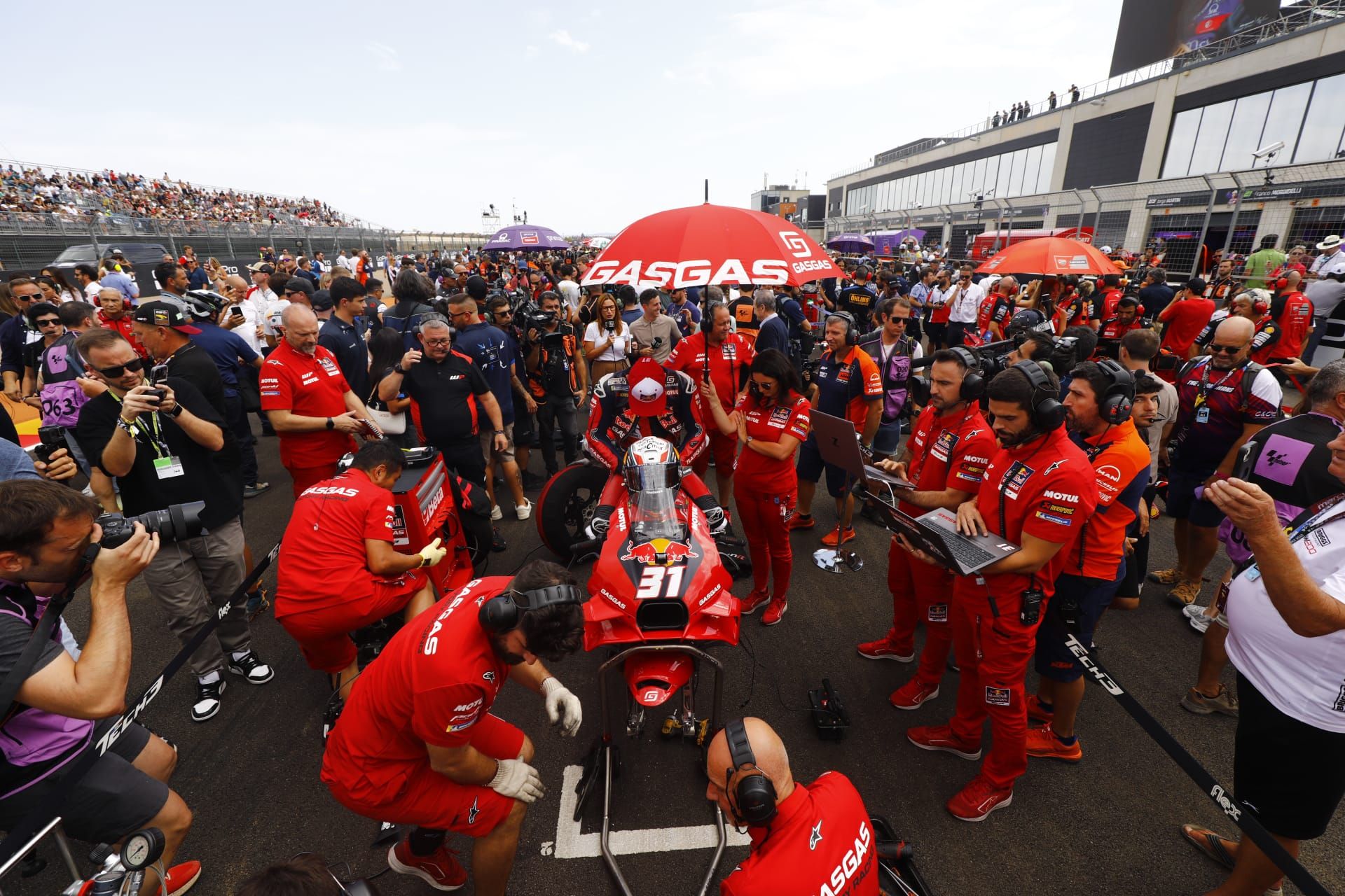 En imágenes | El público vuelve a disfrutar de los mejores motociclistas del mundo en Motorland