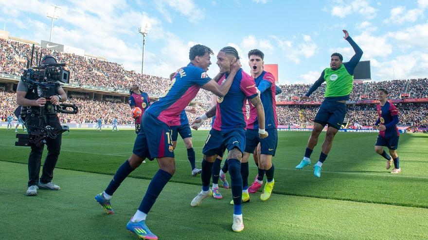 Lamine Yamal felicita a Raphinha tras marcar este de penalti el 4-3 del Barça al Celta en Montjuïc.