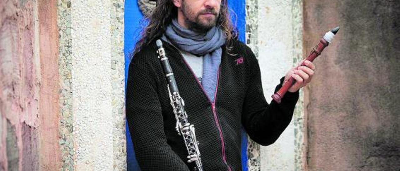 Joan Calabuig, con un clarinete actual y su predecesor, un «chalumeau». | DANIEL TORTAJADA