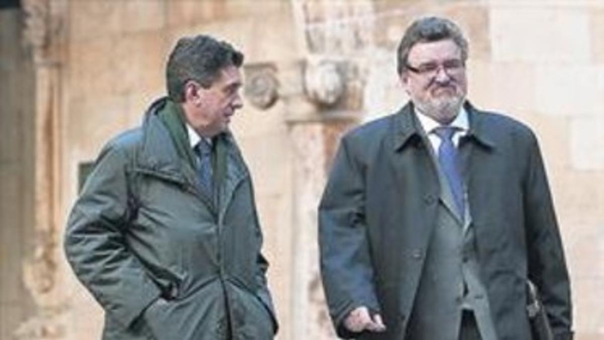 Jaume Matas (izquierda) y su abogado salen del juzgado, el día 5.