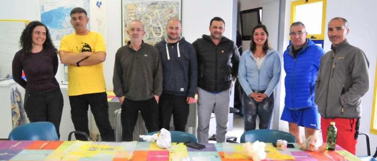 Un grupo de peregrinos portugueses en el albergue del camino espiritual, en Vilanova. // Iñaki Abella