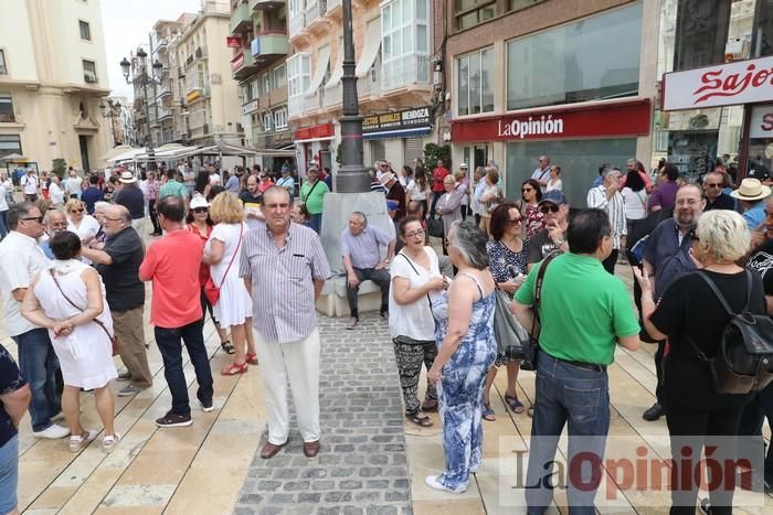 Cientos de personas protestan frente al Ayuntamiento de Cartagena por el pacto entre PP, PSOE y Cs