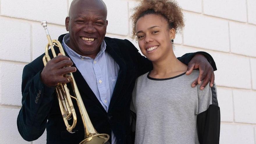 El trompetista Nilo Caparrosa, con su hija Sislena