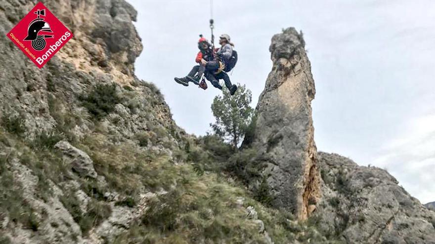 Rescatan en helicóptero a un joven que hacía barranquismo en Alcoy