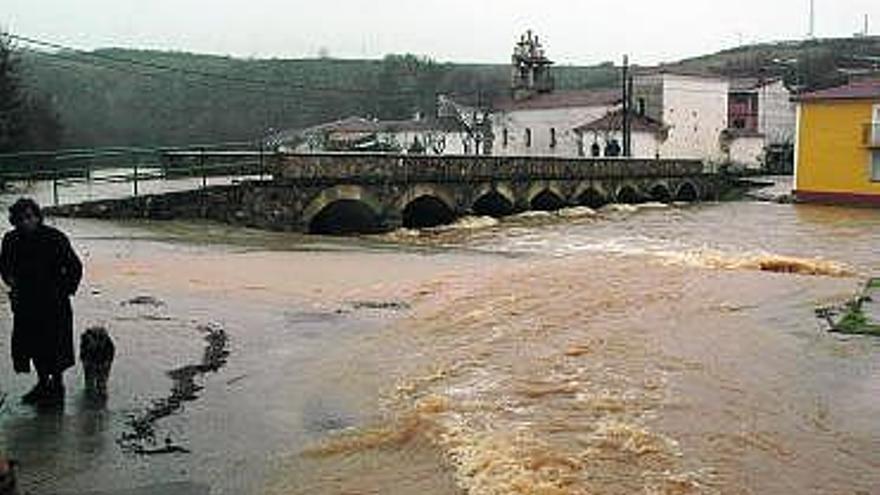 Desbordamiento del río a su paso por Valer de Aliste.