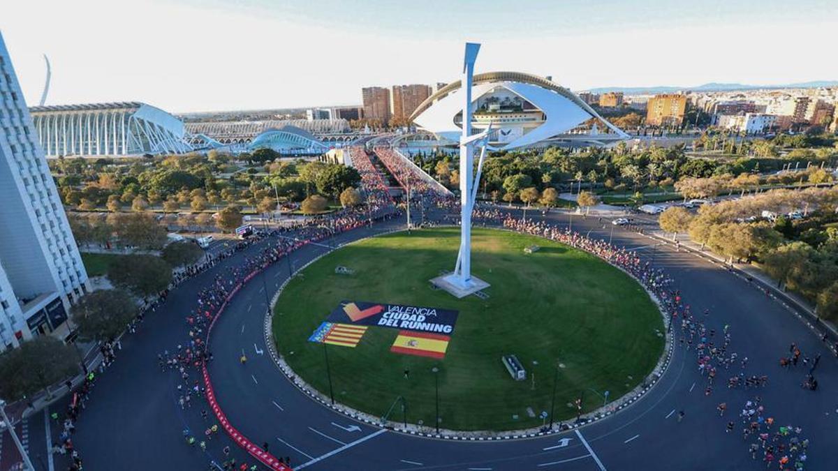 Una imagen del Maratón Valencia desde el otro lado del Puente de Monteolivete