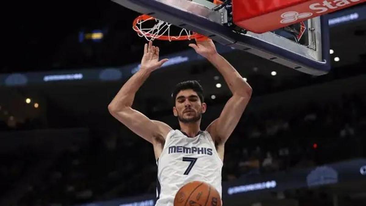 Santi Aldama culmina con acierto un mate