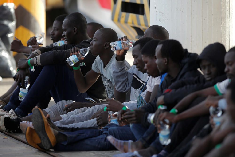 Llegan al puerto de Málaga 53 inmigrantes rescatados en una patera