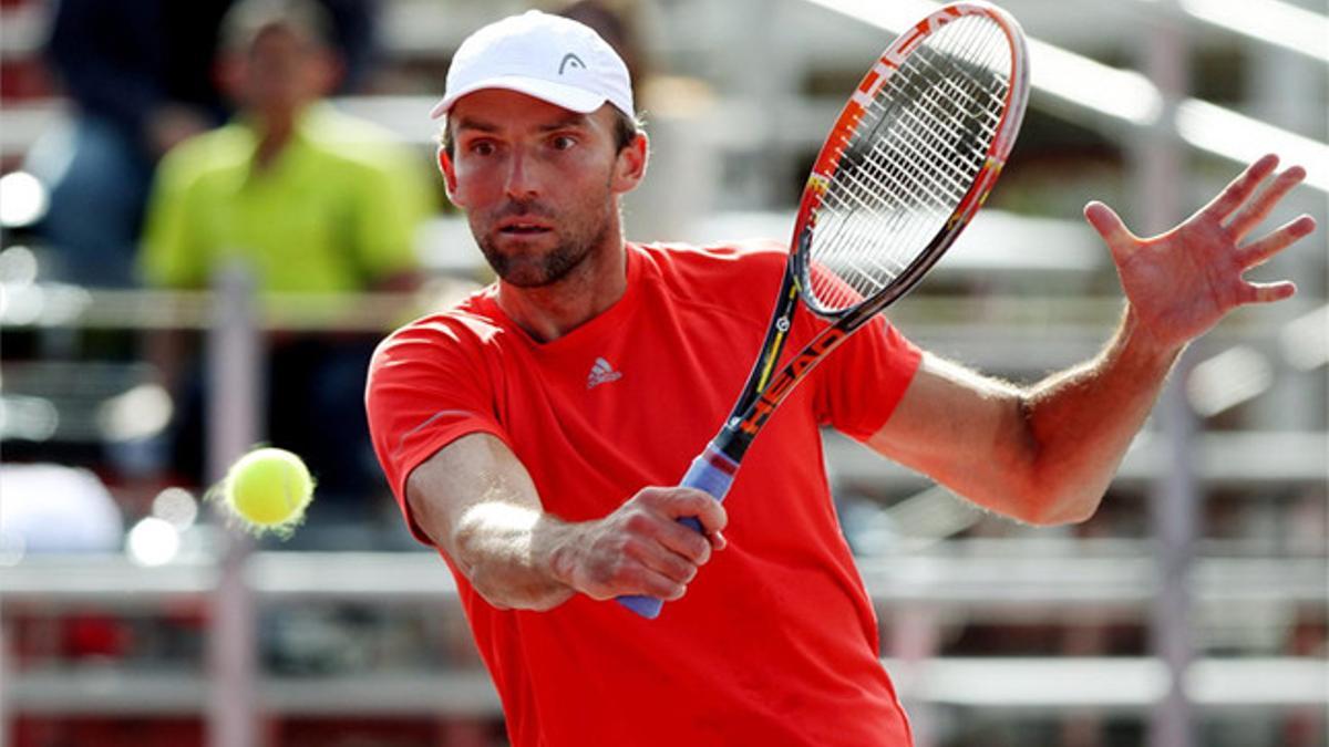 Ivo Karlovic devuelve una bola a Daniel Galán