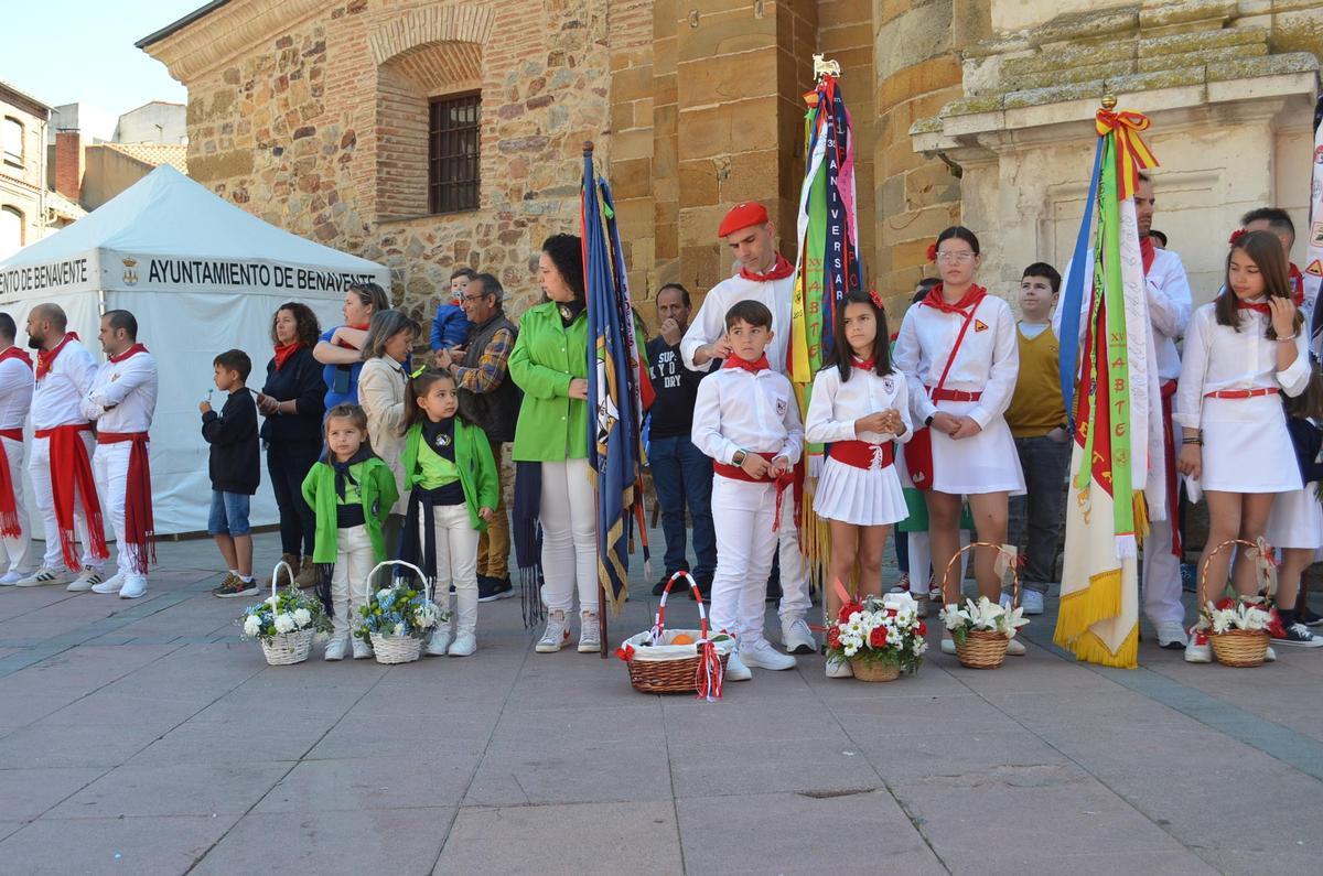 Varias peñas esperando la llegada de la Virgen de la Vega a Santa María.
