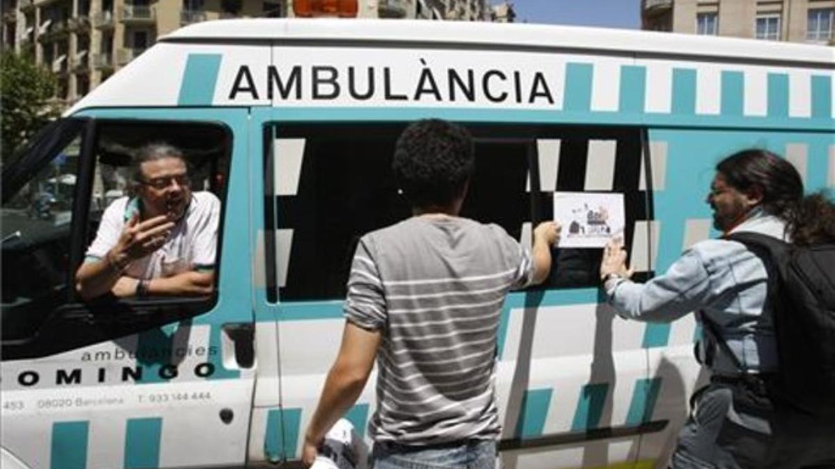 Un piquete informativo discute con un conductor de ambulancias