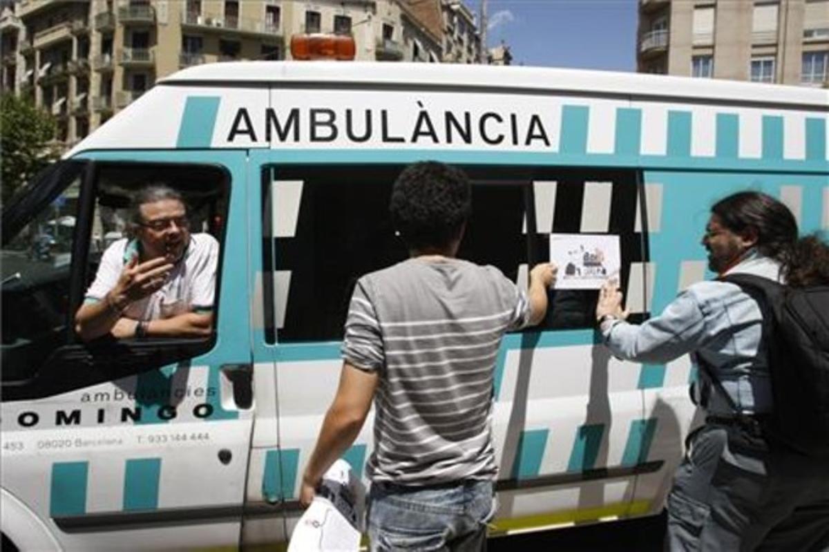 Un piquet informatiu discuteix amb un conductor d’ambulàncies.