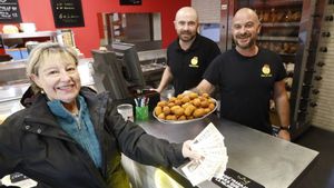 María Agustina Álvarez se lleva sus croquetas con Conrado Álvarez y Fernando Trabanco detrás.