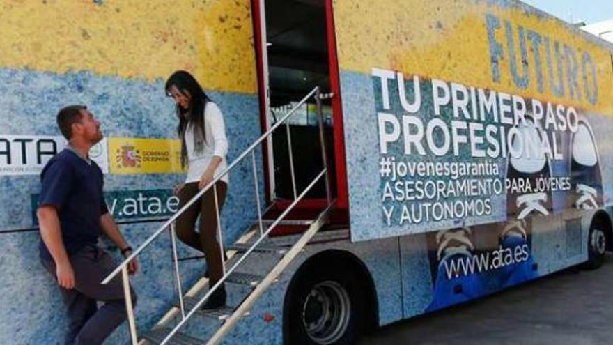 Autobús de la federación nacional de asociaciones de trabajadores autónomos, ayer, estacionado en la pista de La Exposición de Las Meanas.