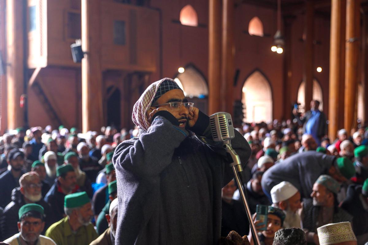 Los musulmanes celebran el fin del Ramadán. Fiesta del Eid al-Fitr en Srinagar, India.