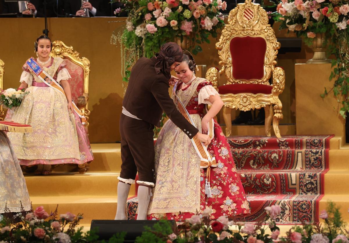 Imposición de bandas a Marta Mercader y la corte de honor infantil de las Fallas 2026