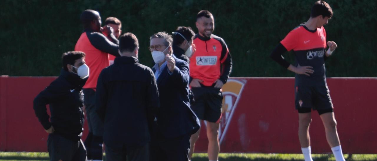 La plantilla del Sporting durante un entrenamiento en Mareo