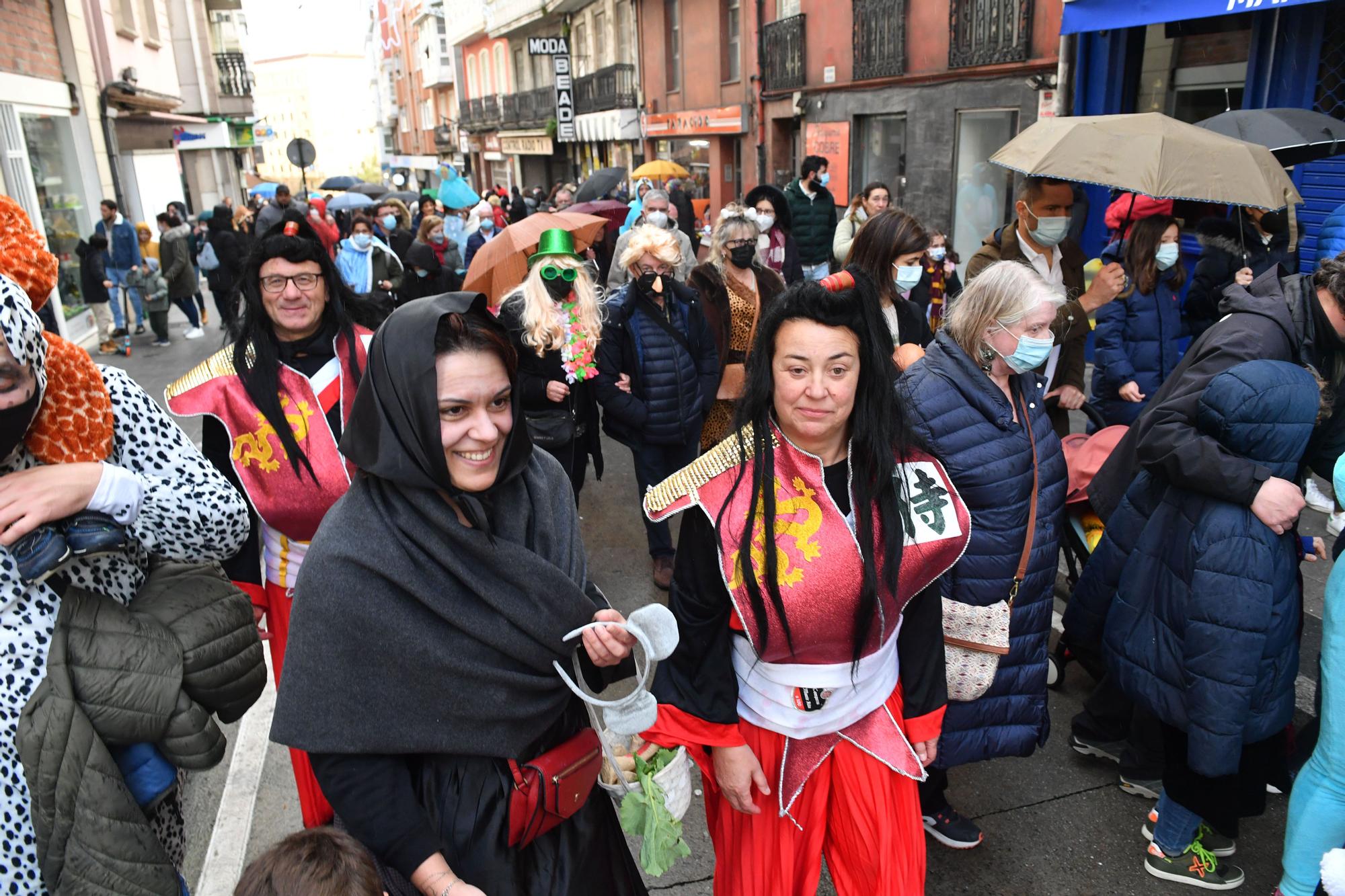 Martes de Carnaval: fiesta 'choqueira' en la calle de la Torre