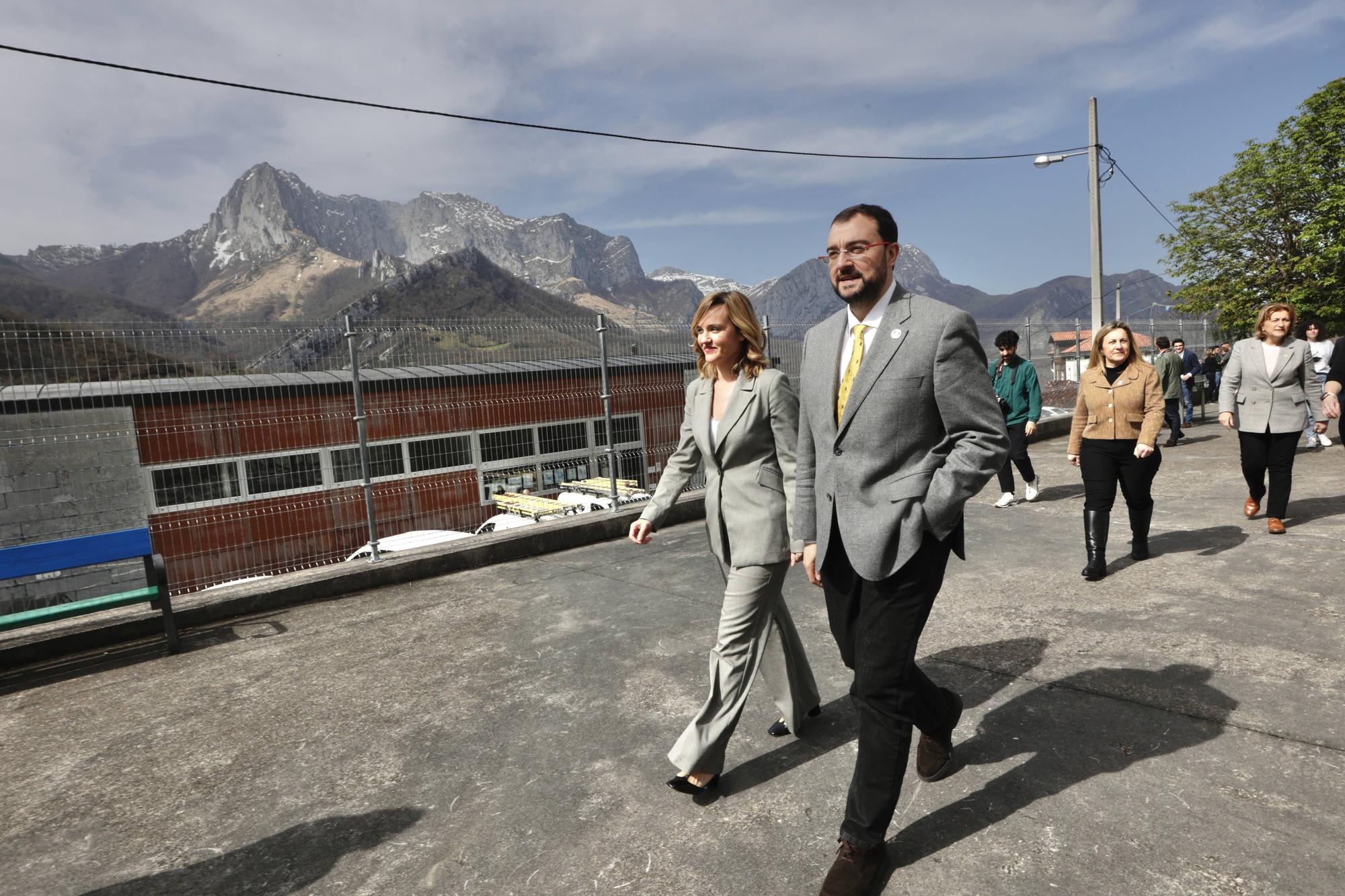 La ministra de Educación, Pilar Alegría, de visita en Asturias.