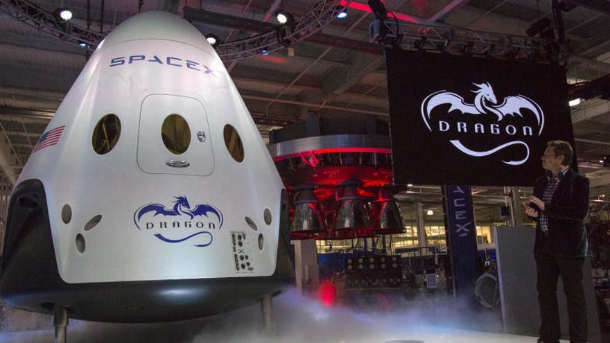 SpaceX enviarà dos turistes a la Lluna el 2018