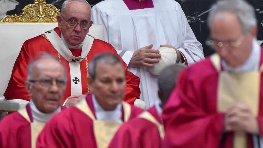 El papa Francisco, tras presidir una misa por los cardenales y obispos fallecidos, ayer, en el Vaticano.