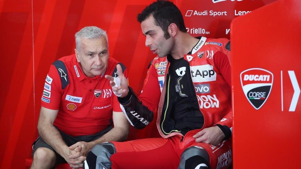 Davide Tardozzi, uno de los jefes de Ducati Corse, conversa con Danilo Petrucci.
