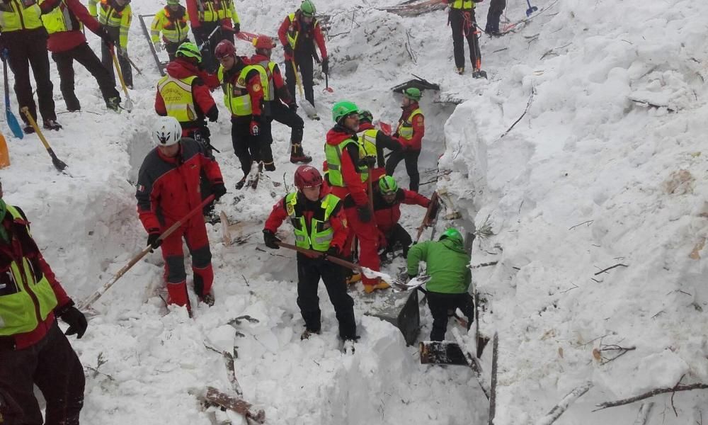 Continúan los trabajos de rescate en el hotel sepultado.