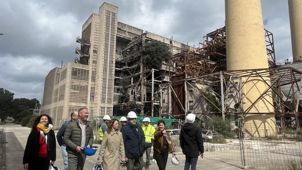 Visita de las autoridades a la central de Alcanada.