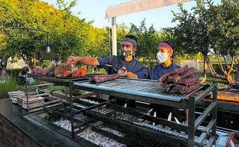 Blai Miquel y Suma Hakyemez cocinando la robata.