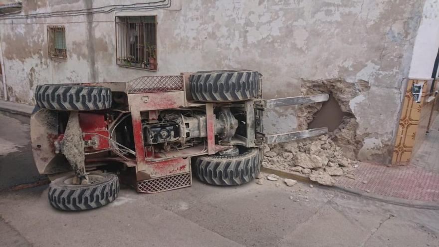 Salta en marcha de una máquina elevadora a la que fallaron los frenos