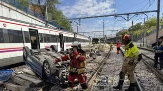 El momento en el que un coche cae desde un puente a las vías del tren en Fuenlabrada