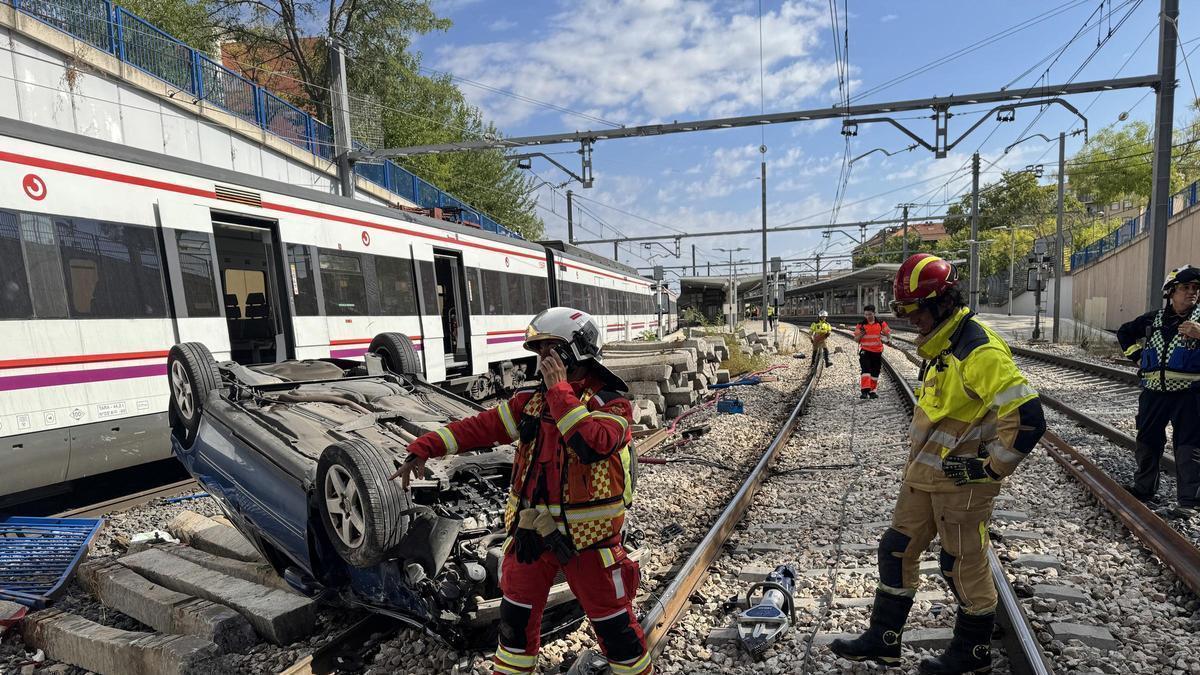CAÍDA COCHE VÍAS | El momento en el que un coche cae desde un puente a las vías del tren en Fuenlabrada