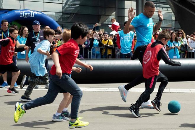 El delantero francés del Paris Saint-Germain, Kylian Mbappe, participa en un partido de fútbol con niños de la Asociación Premiers de Cordee en el Stade de France en Saint-Denis.