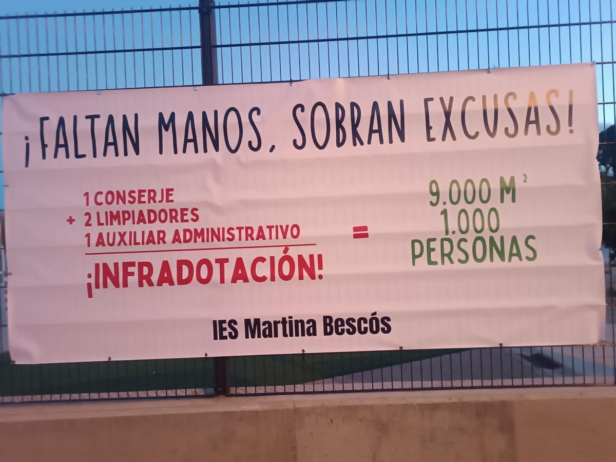 Cartel de protesta por la falta de recursos puesto en el IES Martina Bescós de Cuarte de Huerva este jueves.